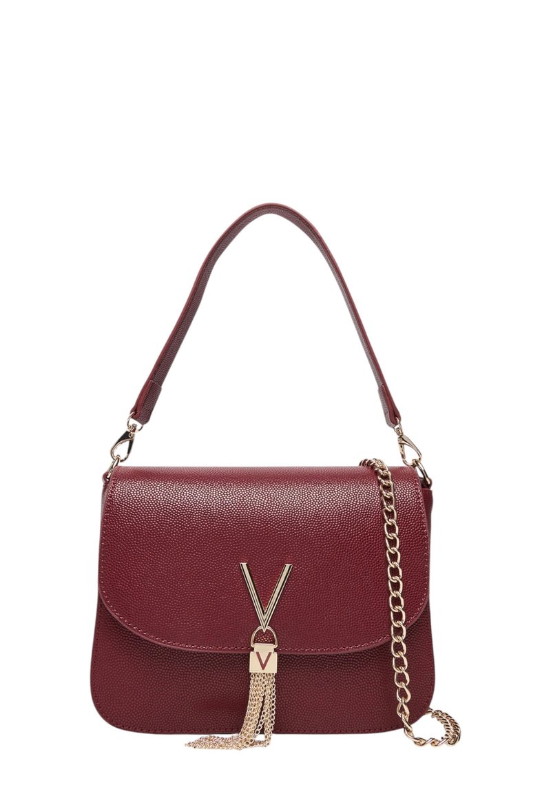 Borsa a tracolla in pelle bordeaux con una chiusura a pattina, hardware dorato a forma di V e tracolla a catena. Presenta un motivo con nappina.