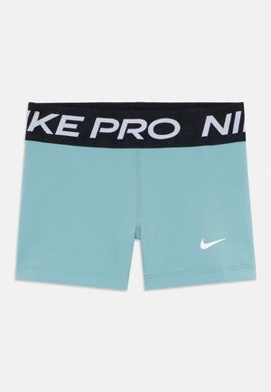 Nike Pro kraťasy ve světlé tyrkysové barvě s černým pasem, na kterém je bílý text "NIKE PRO". Hladká textura, přiléhavý střih a decentní logo.