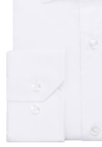Biała koszula z przeszyciem w jodełkę, z kołnierzykiem w szpic i standardowymi mankietami, z przezroczystymi plastikowymi guzikami do zapięcia.