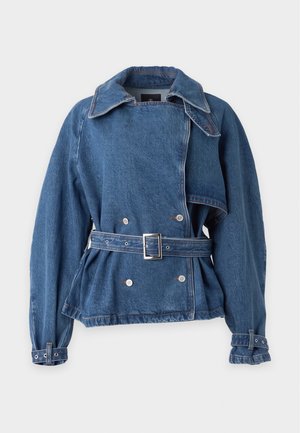 Veste ceinturée en denim bleu avec des boutons croisés, un large col et des lanières de manches réglables, étalée à plat sur un fond clair.