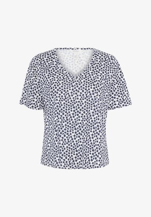 Top cu mânecă scurtă și decolteu în V, de culoare albă, cu un model floral bleu marin, realizat dintr-un material moale, având o croială relaxată și detalii subtile de cusătură.