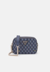 Mørkeblå mønstret crossbody taske med tekstureret design, sølv hardware og kædestejle. Har et trekantet logo og lynlås lukning.