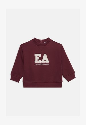 Bordeauxfarvet langærmet sweatshirt med ribbet manchet og krave, med store hvide bogstaver "EA" og tekst "EMPORIO ARMANI" nedenunder foran.