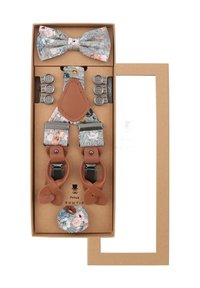 Blumenmuster-Hosenträger mit Akzenten aus braunem Leder, grauem Hintergrund, passendem Fliegen und Metallclips in einer Pappschachtel.