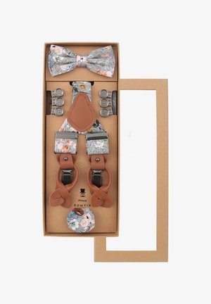 Blumenmuster-Hosenträger mit Akzenten aus braunem Leder, grauem Hintergrund, passendem Fliegen und Metallclips in einer Pappschachtel.