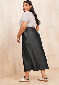 Curves Like These MIDI - REGULAR FIT - A-lõikeline seelik - black