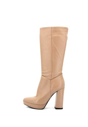 Stivali in pelle beige al ginocchio con una superficie liscia, punta quadrata e tacco trasparente spesso. Presentano un design a gambale aderente.