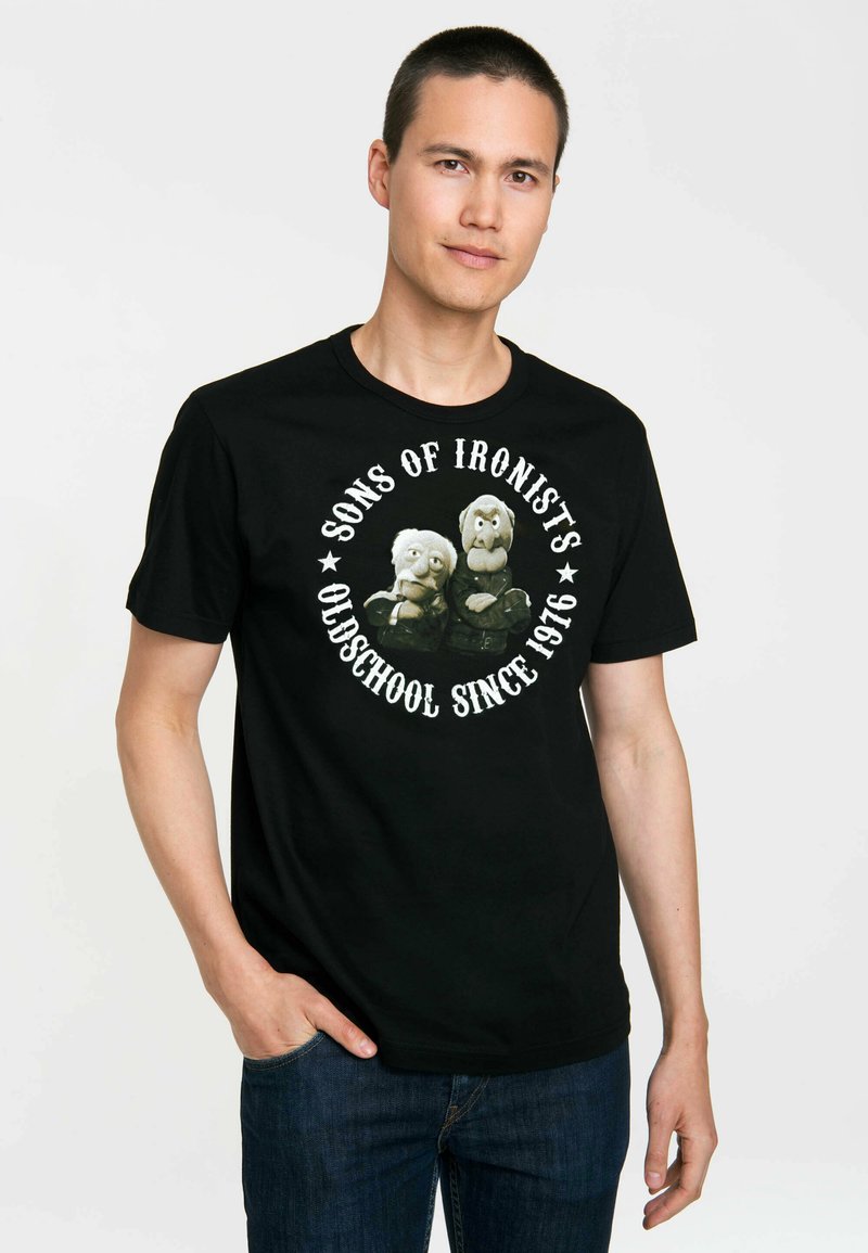 Schwarzes Baumwoll-T-Shirt mit einem grafischen Druck von zwei Charakteren und dem Text "SONS OF IRONISTS OLDSCHOOL SINCE 1976" in Weiß. Kurzärmelig.