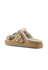 Pantofole di velluto a costine color sabbia con un interno morbido, decorazioni decorative e una cinghia con fibbia. Presentano una suola in gomma texturizzata.