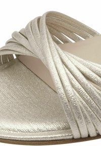 Sandalo in argento metallizzato con più cinturini incrociati, superficie liscia e suola piatta. Design minimalista senza decorazioni visibili.