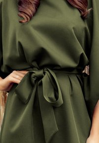 NUMOCO WITH SLEEVES - Kokteiļkleita/ballīšu kleita - khaki