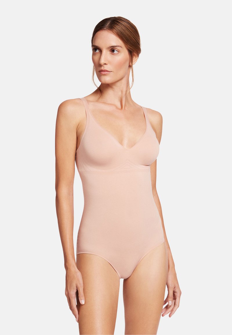 Body nude in tessuto liscio e elasticizzato; presenta una scollatura a V, spalline sottili e fianchi senza cuciture per un aspetto aderente.