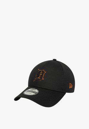 Black fitted cap made of fabric with an orange embroidered "D" logo on the front and a curved visor. Adjustable size at the back.