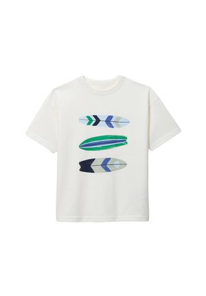 T-shirt blanc à manches courtes avec col rond et trois plumes stylisées horizontales bleu, vert, noir et gris imprimées sur le devant.
