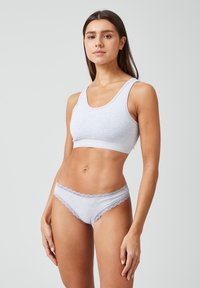 Lichtgrijze katoenen bralette met brede banden en een gestructureerde tailleband met het logo "SNOCKS". Bijpassende grijze slipjes met een kantafwerking.