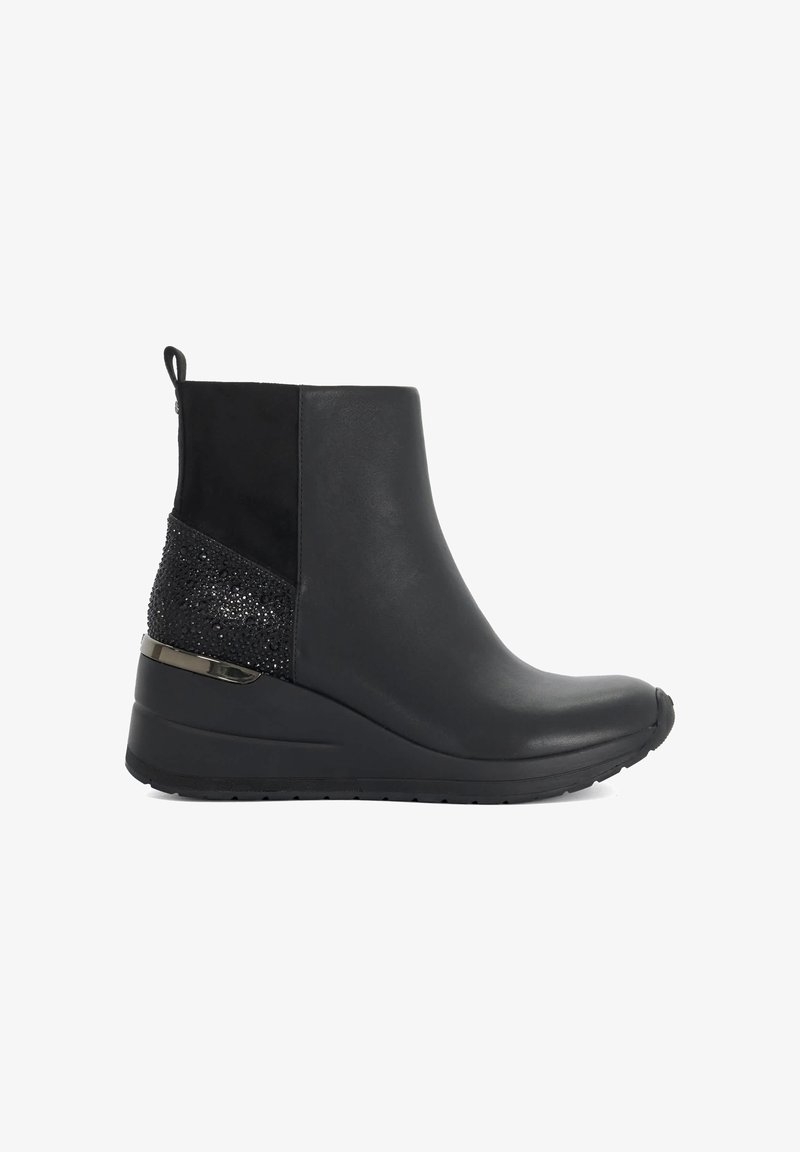 Bottine noire à la cheville avec talon compensé, panneau arrière texturé scintillant, languette au talon et finition en cuir lisse sur l'avant et les côtés.