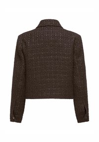 Pruun tuunika kootud jope tekstuurse kudumismustriga, klassikalise krae, pikkade varrukate ja nööbitavate mansettidega. Kuvatud tagantvaade.