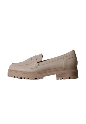 Mocassin en cuir beige avec semelle crantée épaisse, petit talon et détail classique de bride penny sur le dessus.