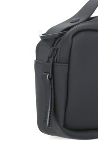 Borsa impermeabile nera con una superficie liscia, chiusura a zip e tracolla regolabile. Presenta una tasca laterale e il marchio embossato "RAINS".