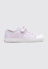 Zapatilla gris con acentos pasteles brillantes, suela de goma blanca y tira de velcro rosa. Presenta partículas que brillan en la oscuridad en el material.