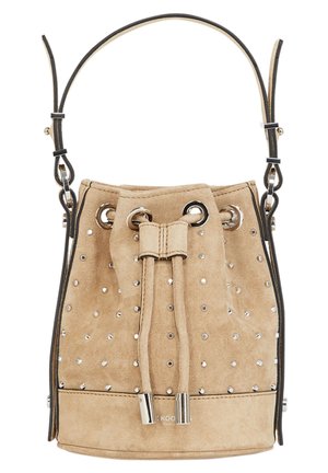 Beige suède bucketbag met zilveren studs, trekkoordsluiting en verstelbare schouderriem met zwarte afwerkingsaccenten.