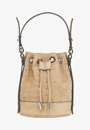 Sac seau en daim beige avec clous argentés, fermeture par cordon et bandoulière réglable avec détails noirs.