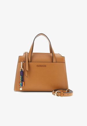 Bolso de mano de cuero marrón con diseño estructurado y dos asas. Presenta una correa desmontable y un charm colorido con cuentas y acentos dorados.