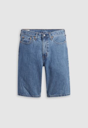Shorts en denim bleu clair, avec une coupe classique à cinq poches, des coutures visibles et un ourlet droit. Tissu texturé et durable.