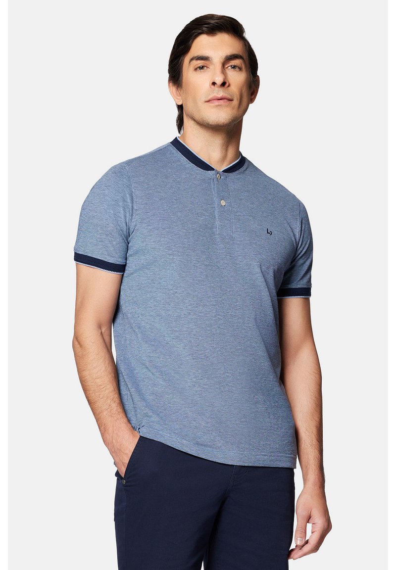 Niebieska koszulka polo o heatherowym wzorze, z zapięciem na dwa guziki oraz granatowymi ściągaczami kołnierza i mankietów, z małym logo na piersi.
