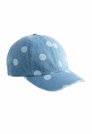 Lichtblauwe denim honkbalpet met grote witte polka dots en een gebogen klep tegen een witte achtergrond.