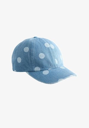 Hellblaues Jeans-Baseballcap mit großen weißen Punkten und einer gebogenen Krempe vor weißem Hintergrund.