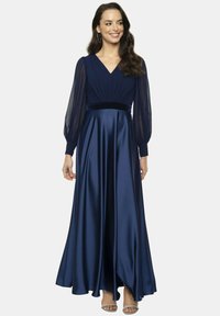 Granatowa satynowa sukienka maxi z dekoltem w kształcie V, plisowanym topem, przezroczystymi bufkami i welurowym paskiem, zwiewna spódnica z lekkim trenem.