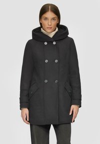 Schwarzer Wollmantel mit doppelter Knopfleiste, großem Kapuzenkragen und zwei vorderen Taschen. Ausgestattet mit strukturiertem Stoff und kontrastierenden Knöpfen.
