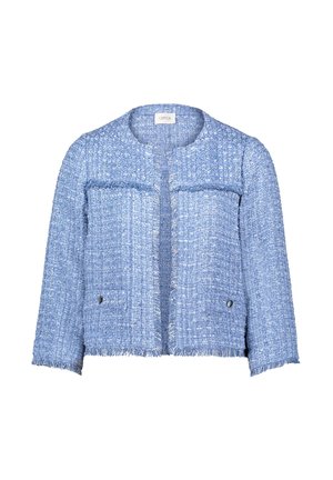 Hellblaue, kurz geschnittene Jacke aus strukturiertem Gewebe mit Rundhalsausschnitt, offenem Vorderteil und Fransenakzenten am Saum und an den Ärmeln.