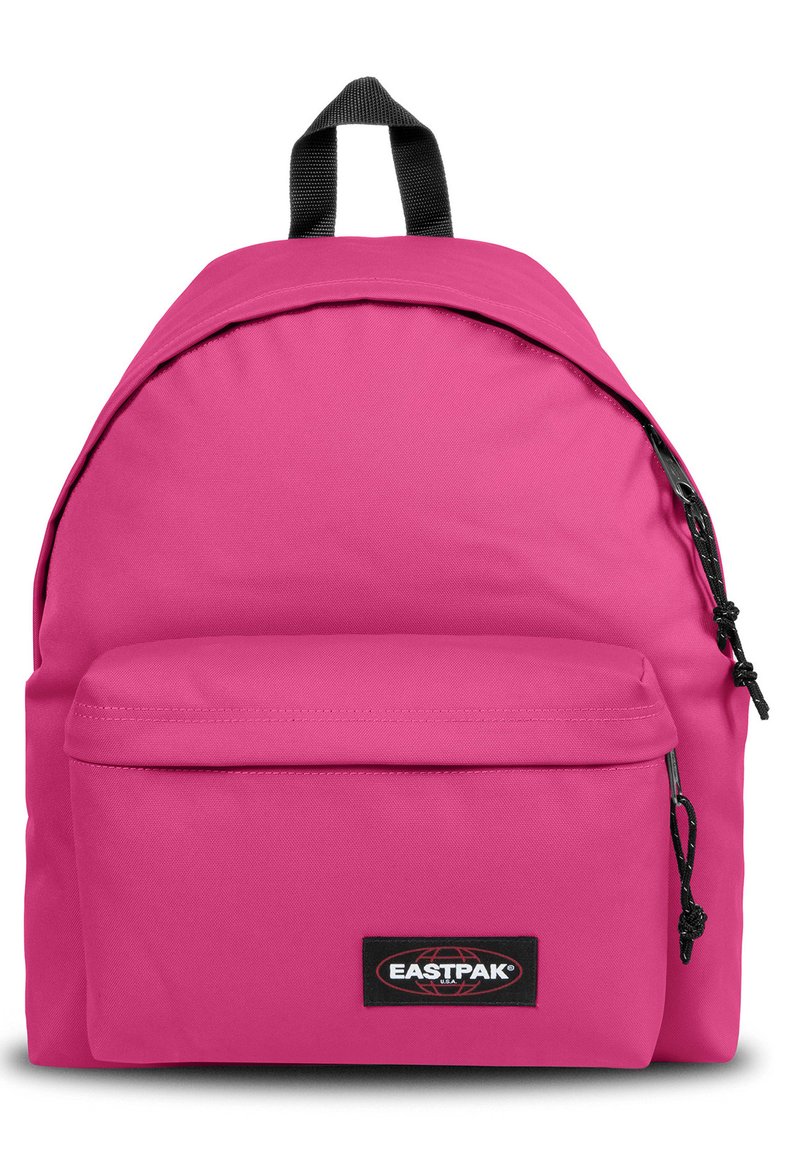 Mochila de tela rosa con forma redondeada, bolsillo frontal con cremallera y un parche negro con el logotipo. Correas ajustables negras en la parte superior.