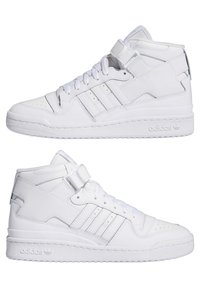 Hvide højtop sneakers lavet af læder med perforeret tå, tre sidest stripes, en velcro-rem og logo på hælen.