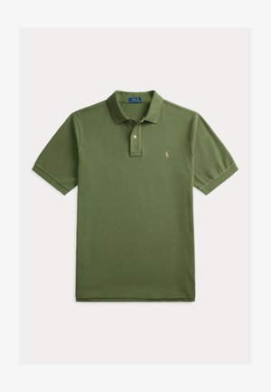 Olivgrön pikétröja i bomull med krage, korta ärmar och en liten broderad logga på bröstet.