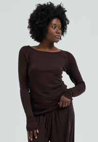 Unselected, dark brown