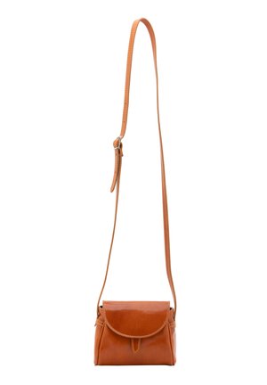 Kleine bruine leren schoudertas met klep en verstelbare riem tegen een witte achtergrond.
