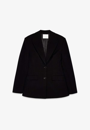 Črni krojeni blazer z notch ovratnikom, dvema sprednjima gumboma, žepi s poklopcem in dolgimi rokavi, položen ravno na belem ozadju.
