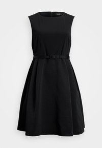 Svart ärmlös klänning med en åtsittande överdel och utsvängd kjol, med ett smalt bälte i midjan och en rundad halsringning. Texturerat material.