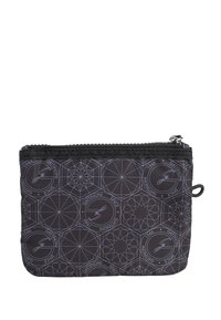 Bolsa con cremallera negra hecha de un tejido duradero, que presenta patrones geométricos en gris y un logotipo. Forma compacta con un lazo para su sujeción.