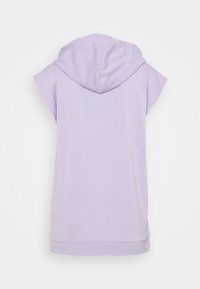 Lila bezruká mikina s kapucí s mírně zakřiveným tvarem, vyrobená z měkké látky a s volným střihem. Lem je zakončen jemnou žebrovanou texturou.