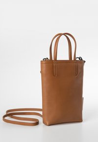 Braune Lederhandtasche mit rechteckiger Form, kurzen Griffen und einem langen Schulterriemen. Glatte Textur mit sichtbaren Nahtakzenten.