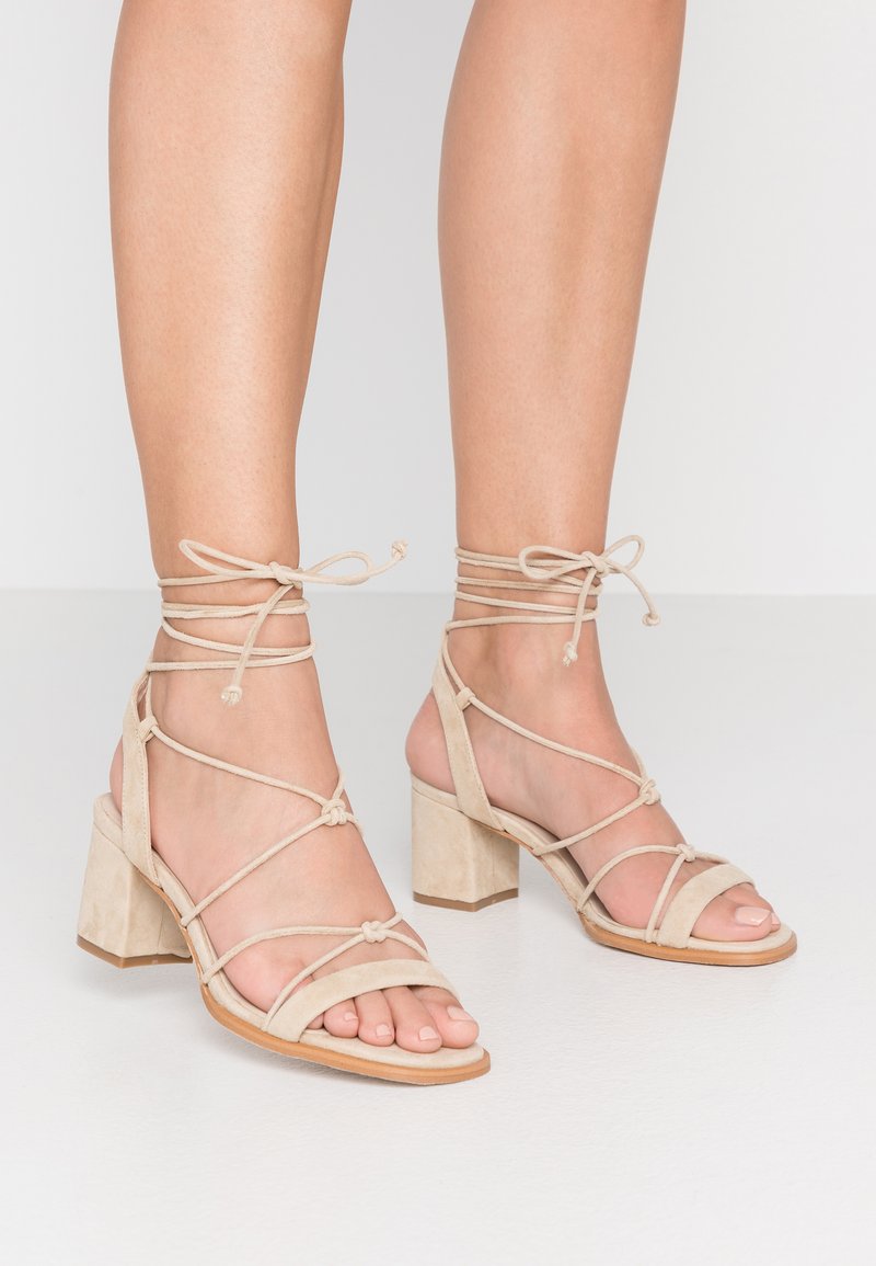 ALOHAS - SOPHIE - Sandalen - sand, Vergroten