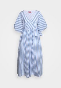 Robe portefeuille rayée bleu et blanc avec manches courtes bouffantes et ceinture nouée à la taille, jupe mi-longue et décolleté en V.