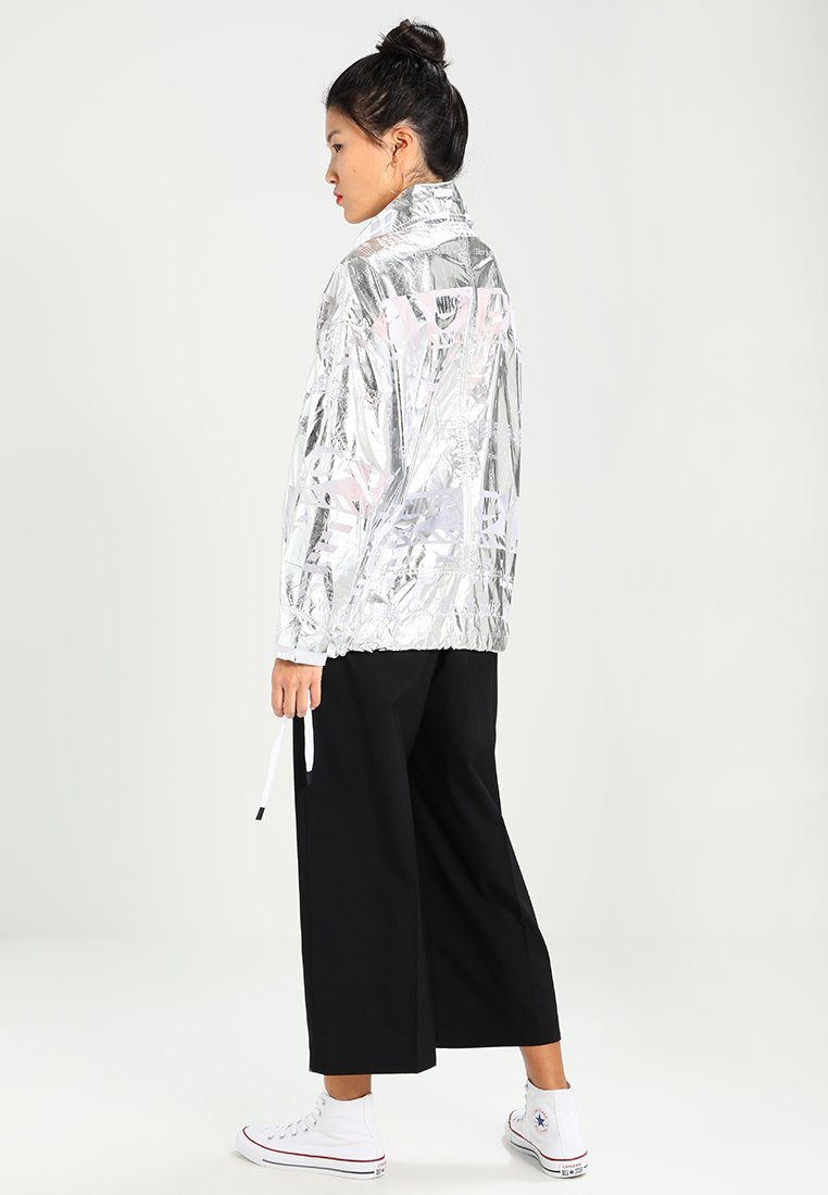 nike windbreaker silver