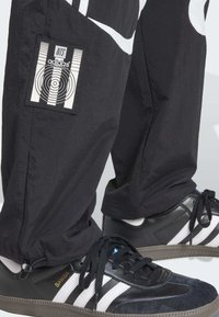 adidas Originals ADIDAS NTS RADIO CARGO - Treniņtērpa apakšdaļas - black