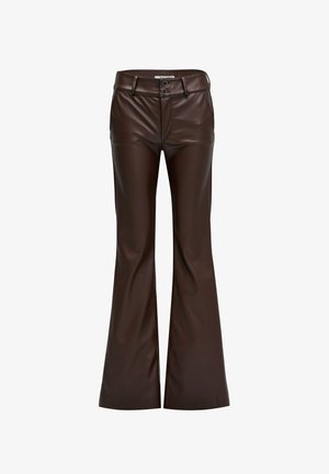 Pantaloni a vita alta in finta pelle marrone scuro con gambe svasate, due tasche frontali, passanti per cintura e chiusura a doppio bottone.