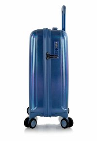 Valigia rigida di colore blu iridescente. Presenta una superficie testurizzata, due cerniere, una serratura TSA integrata e quattro ruote nere per una maggiore mobilità.